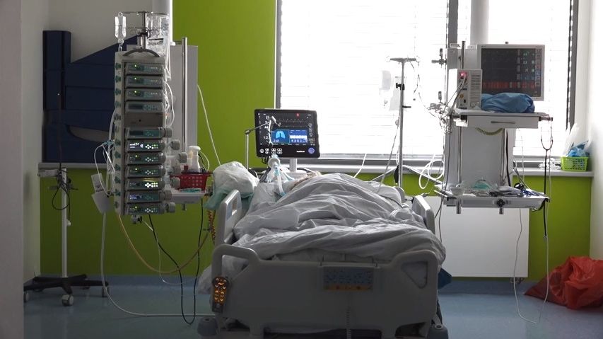 Pacienti znovu zaplňují nemocnice. Stíhají je následky covidu